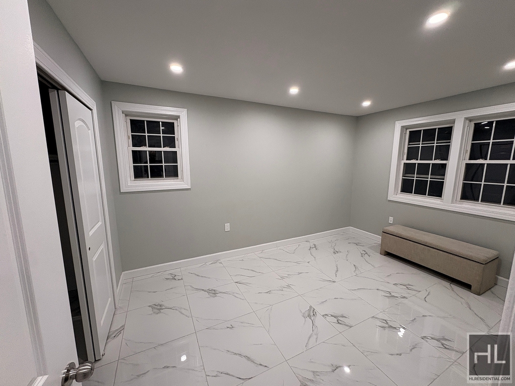 Schurz Avenue - Photo 2