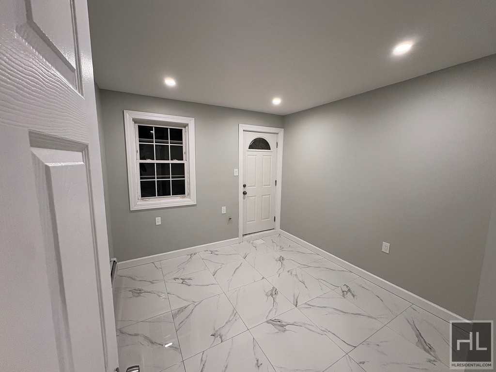 Schurz Avenue - Photo 3
