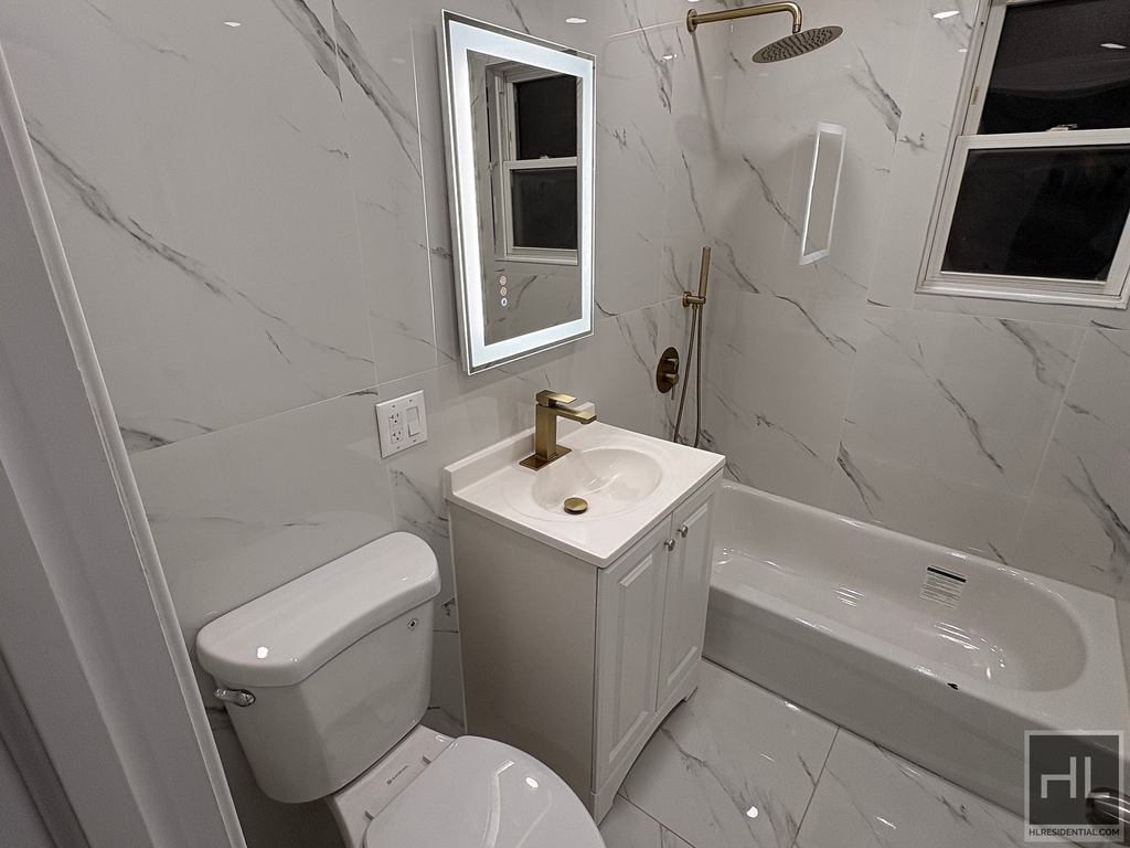 Schurz Avenue - Photo 1