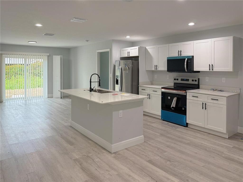 608 Cougar Boulevard - Photo 2