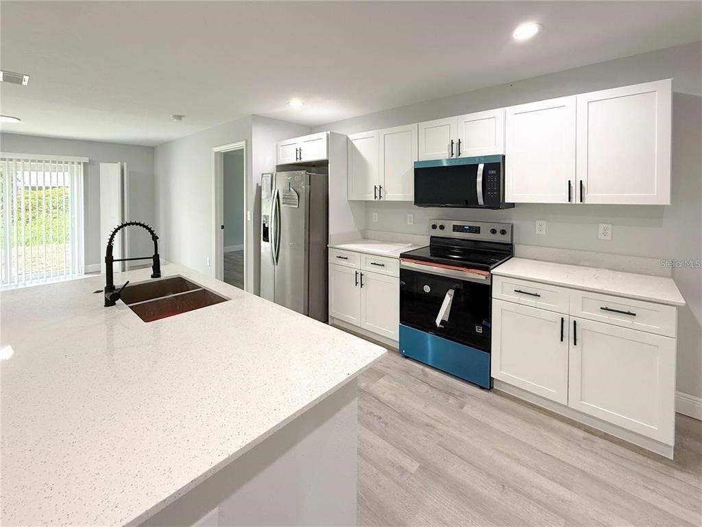 608 Cougar Boulevard - Photo 3