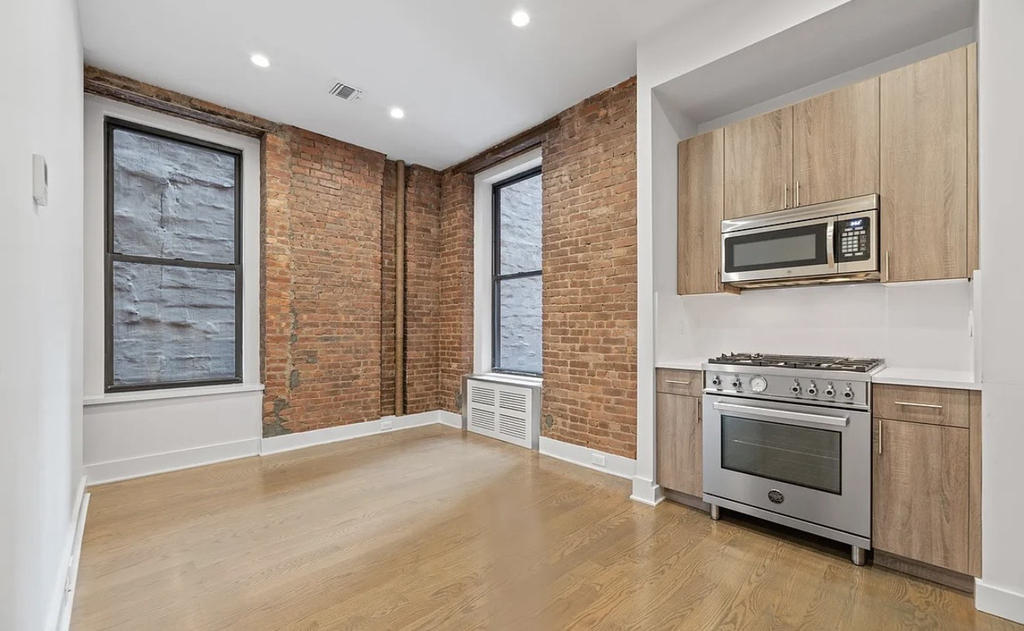 121 Madison Avenue - Photo 1