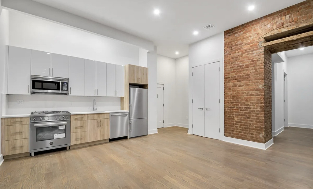 121 Madison Avenue - Photo 0