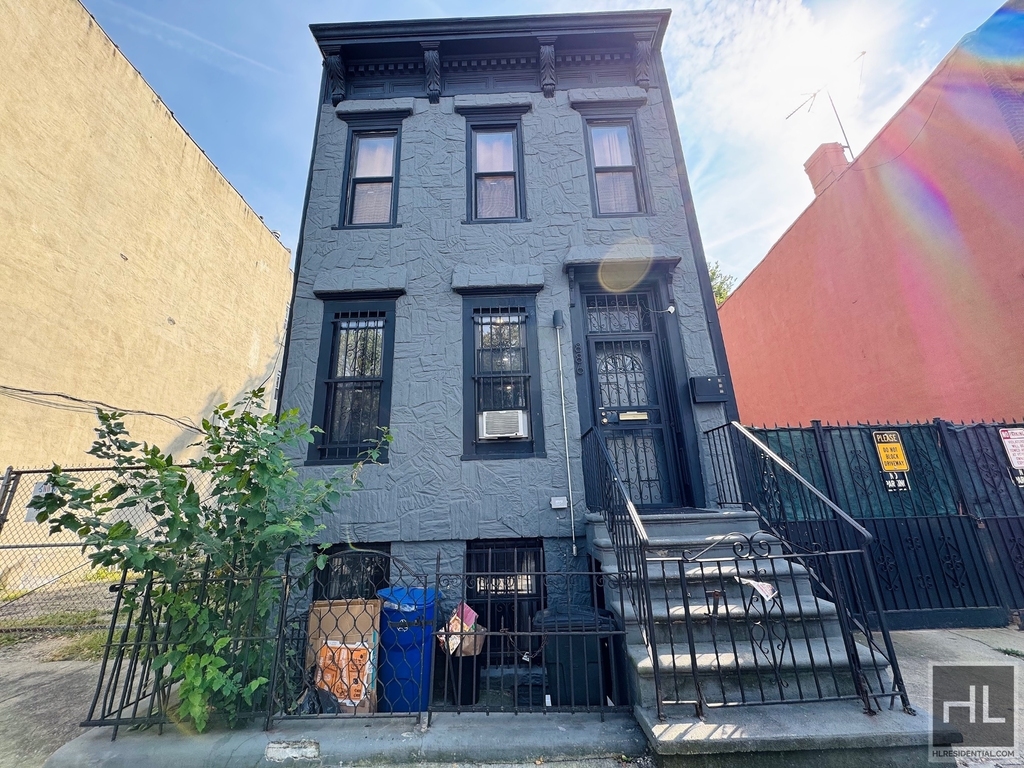 886 Hancock Street - Photo 3