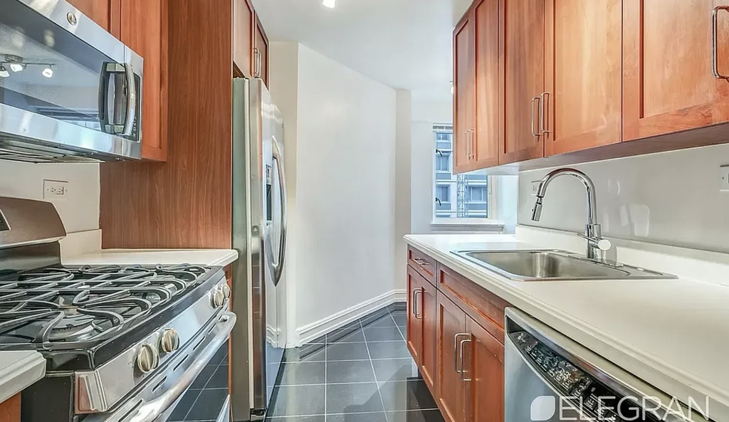 200 East 71st Street - Photo 6