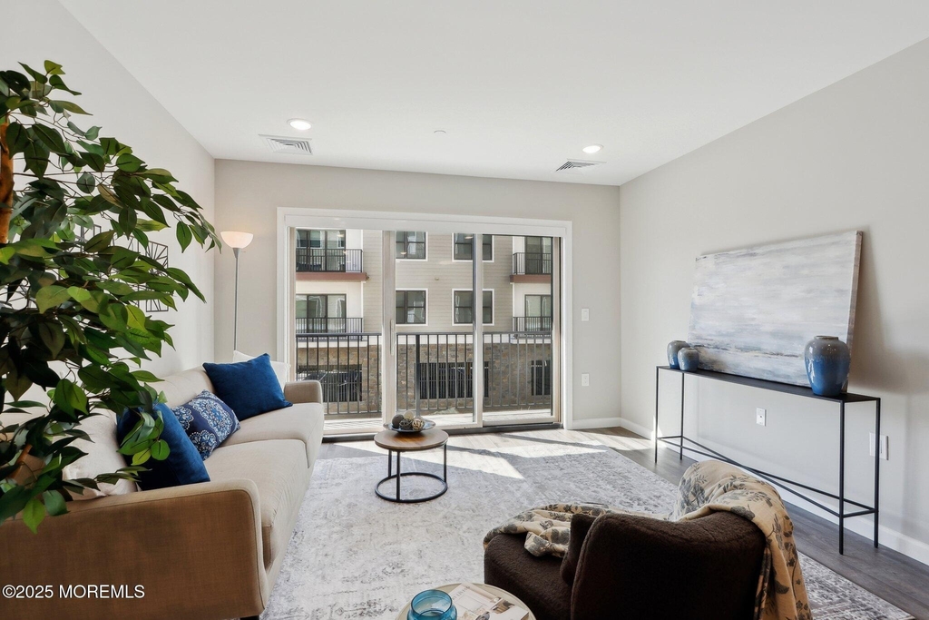 258 Morris Avenue - Photo 0