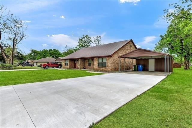 502 E Hughes Street - Photo 3