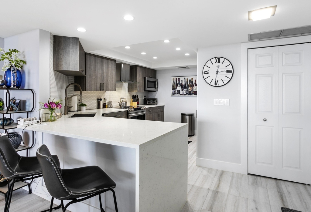 2400 Presidential Way - Photo 8