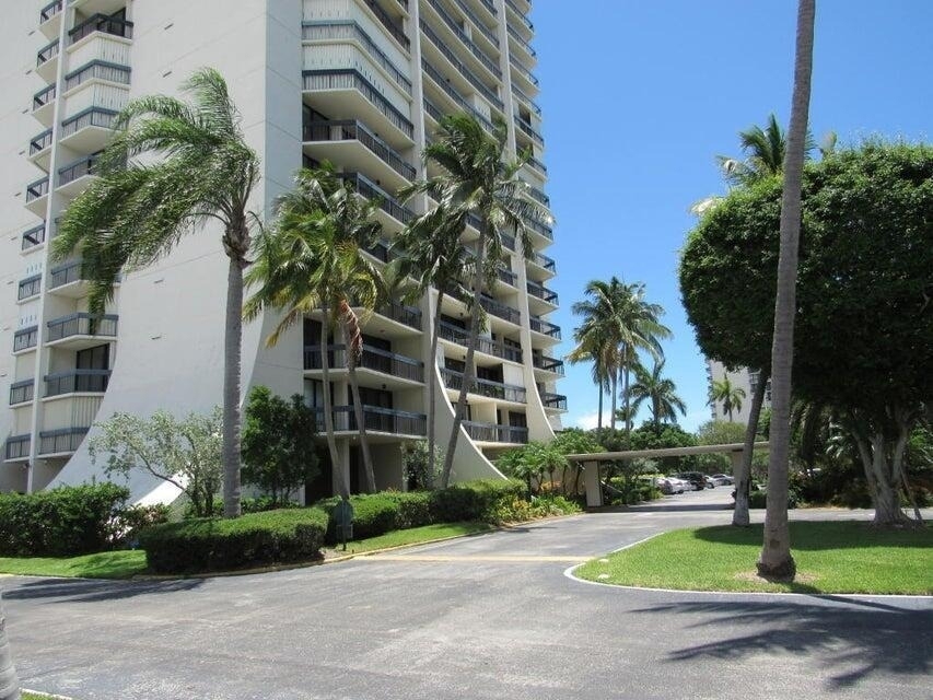 2400 Presidential Way - Photo 0