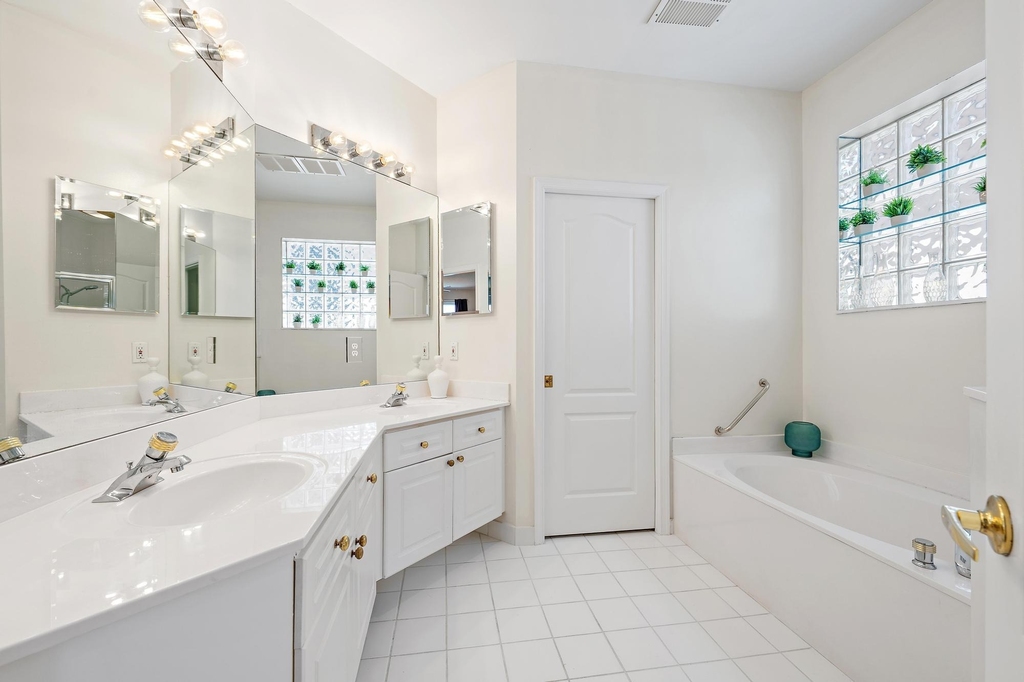 8232 Heritage Club Drive - Photo 16