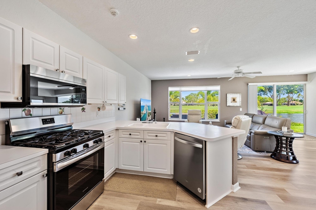 8232 Heritage Club Drive - Photo 11