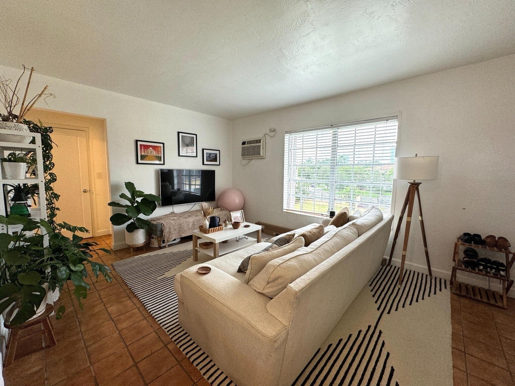 661 Sw 11th Street - Photo 0