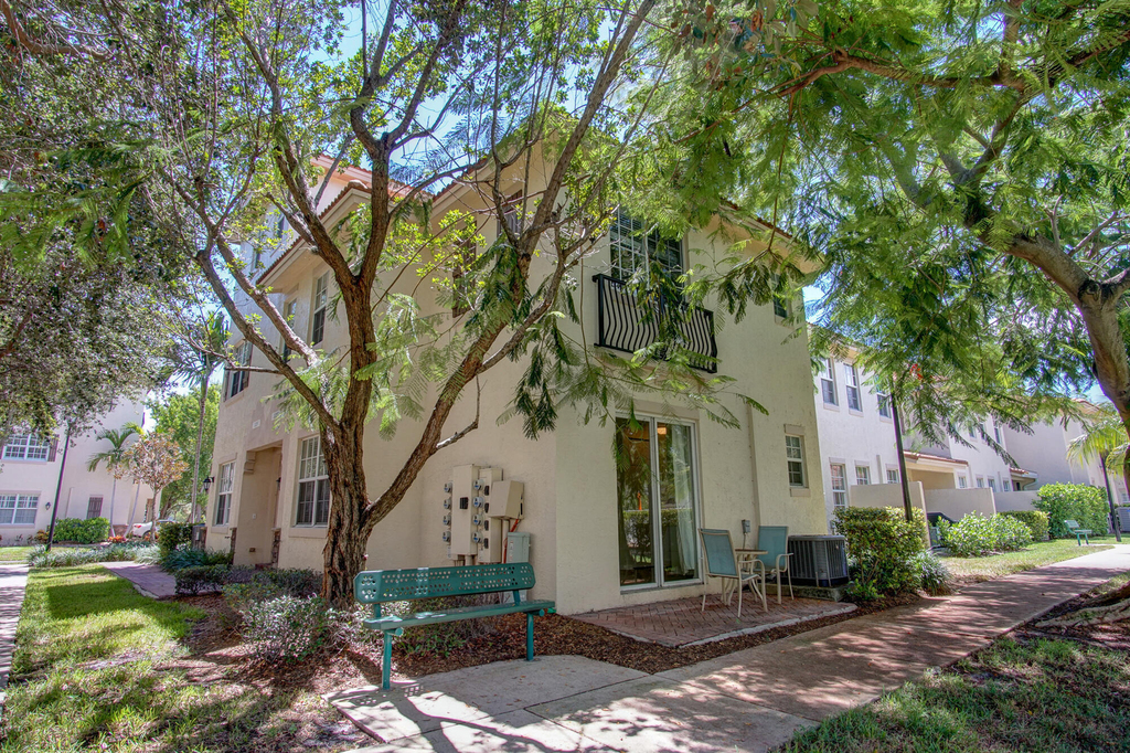 1020 E Longport Circle - Photo 1