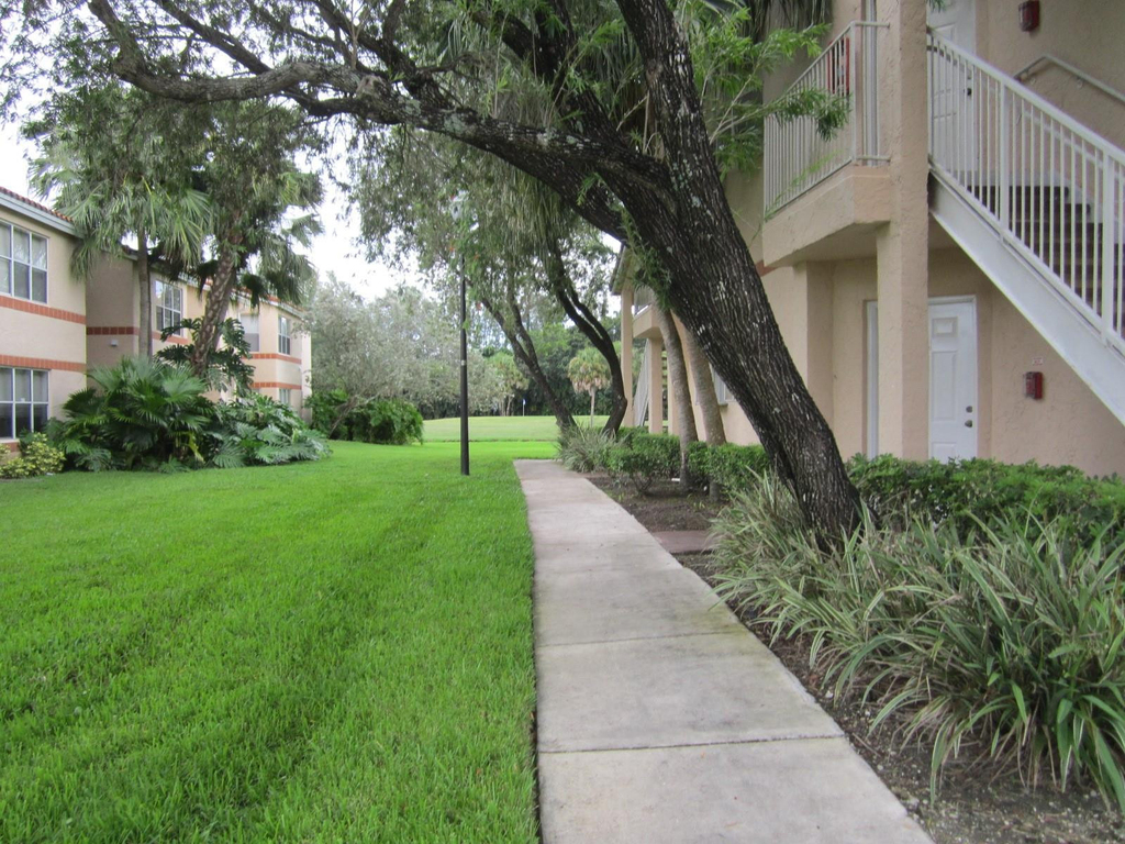 3310 N Pinewalk Drive N - Photo 0