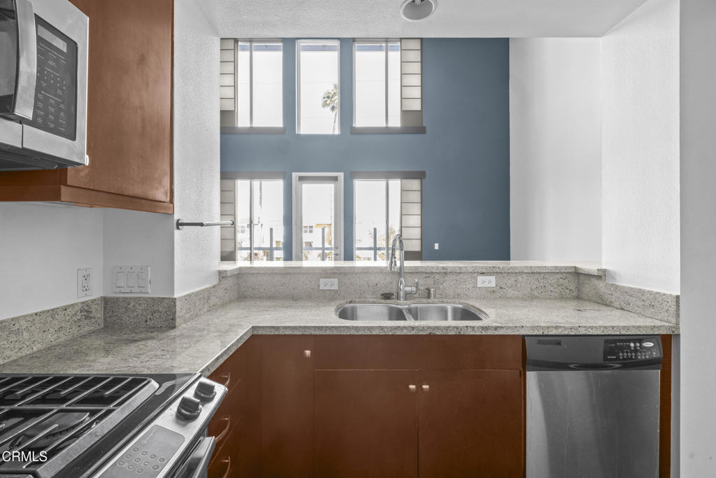 1901 Victoria Avenue - Photo 6