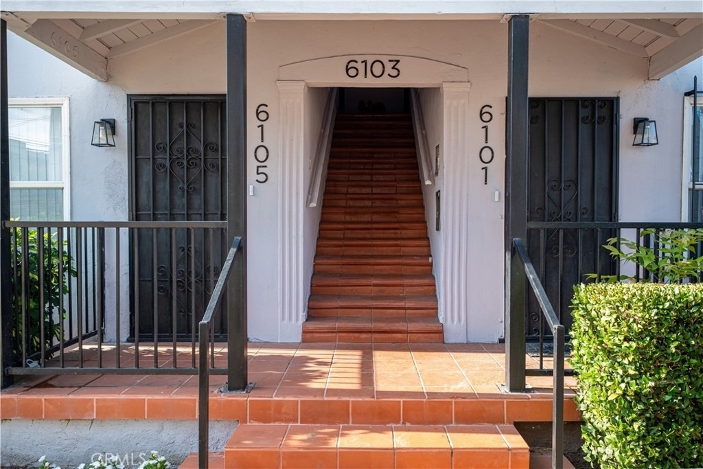 6101 S Hobart Boulevard - Photo 0