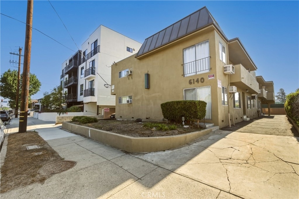 6140 Whitsett Avenue - Photo 12
