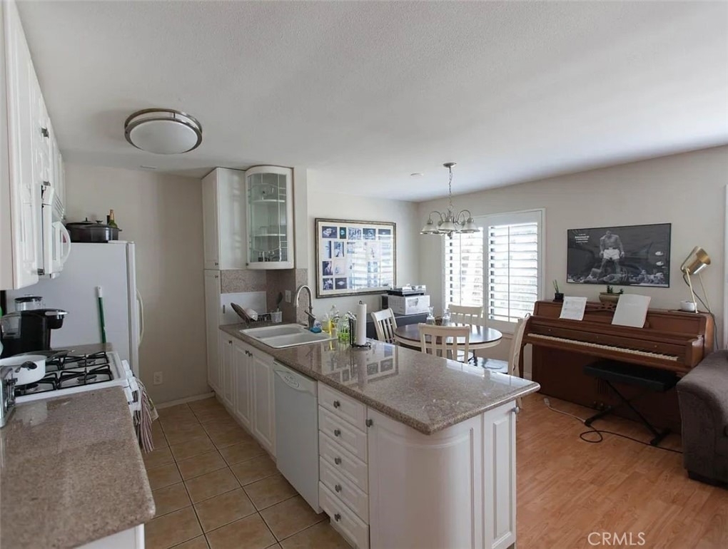 2121 Beloit Avenue - Photo 4