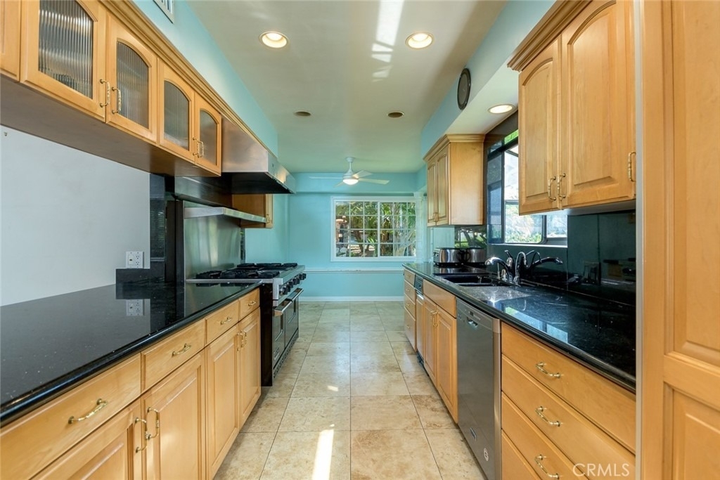 6250 Altura Avenue - Photo 5