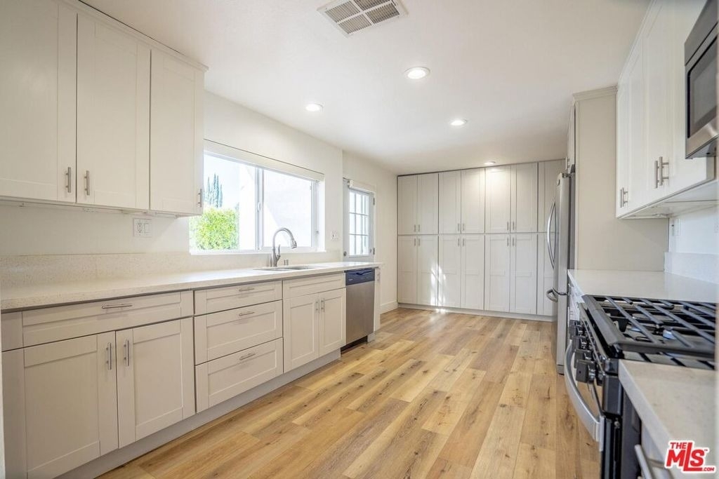 5705 Jamieson Avenue - Photo 8