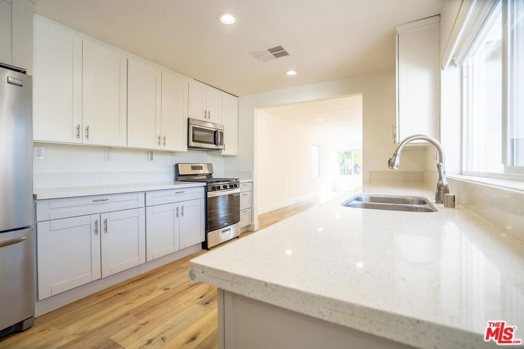5705 Jamieson Avenue - Photo 6