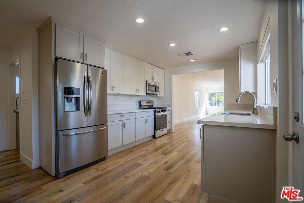 5705 Jamieson Avenue - Photo 7