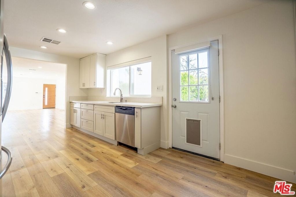 5705 Jamieson Avenue - Photo 9