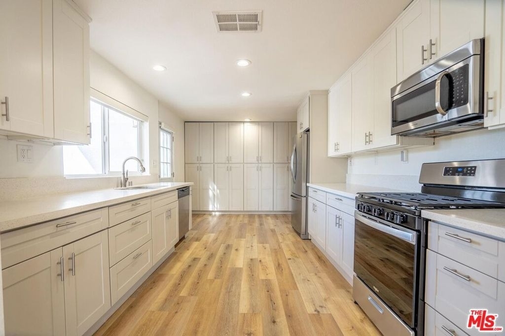 5705 Jamieson Avenue - Photo 5