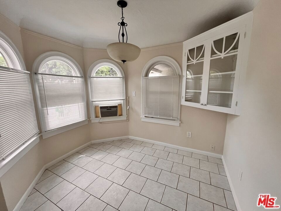 496 E 52nd Street - Photo 4