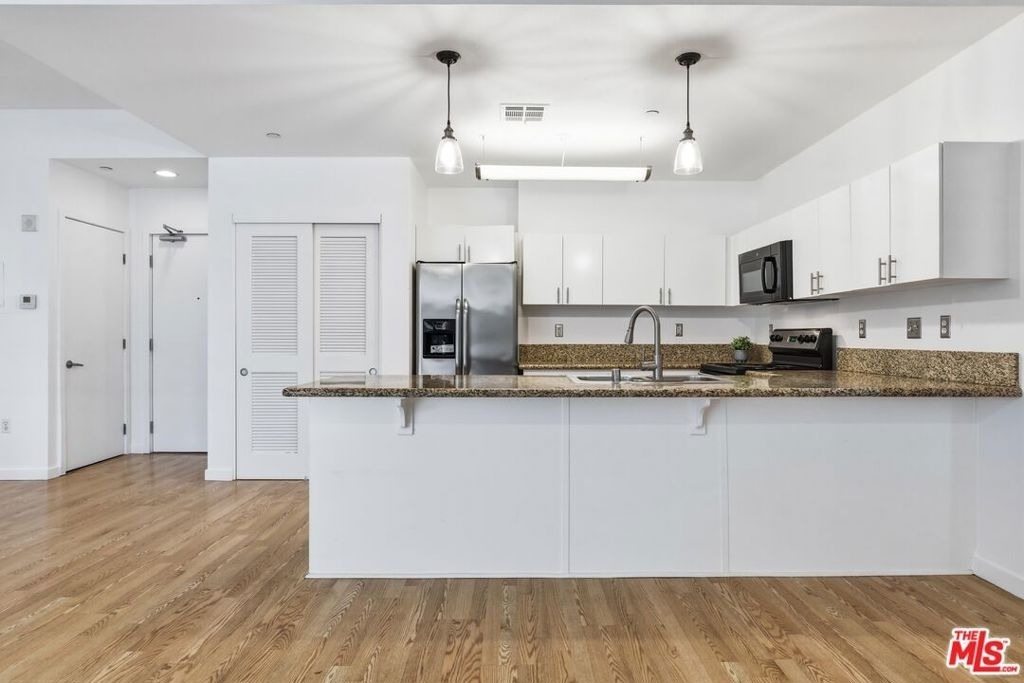 630 W 6th Street - Photo 5