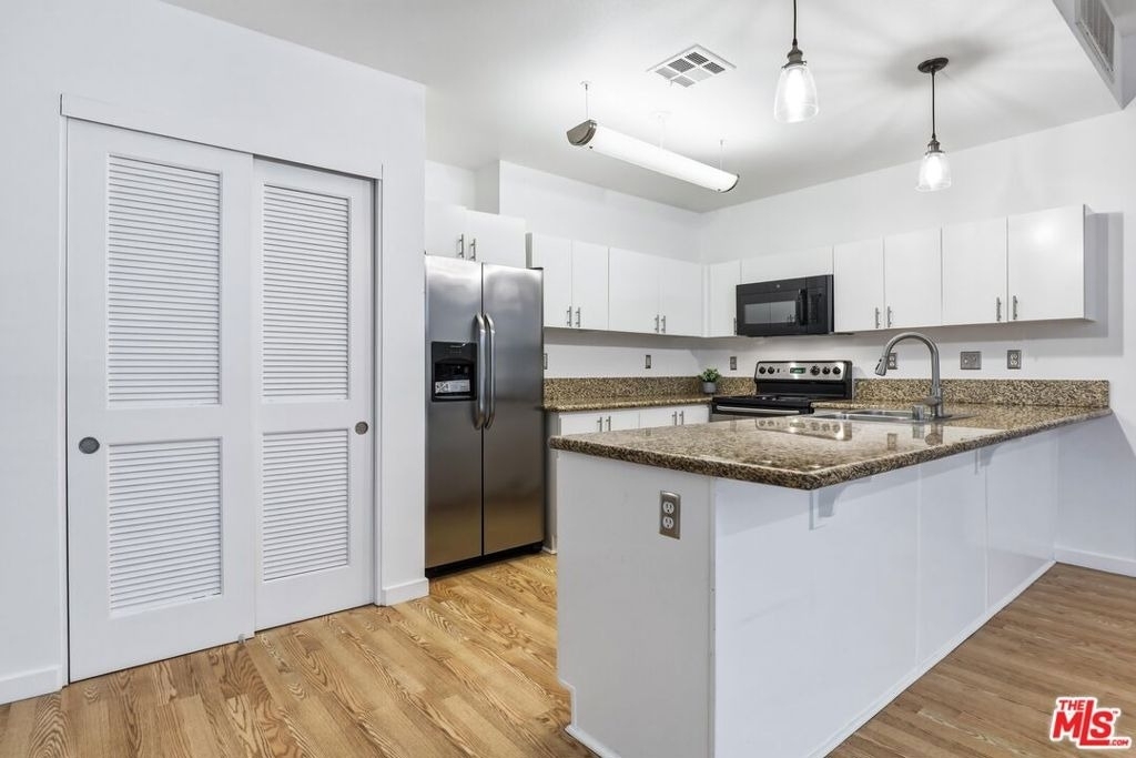 630 W 6th Street - Photo 7