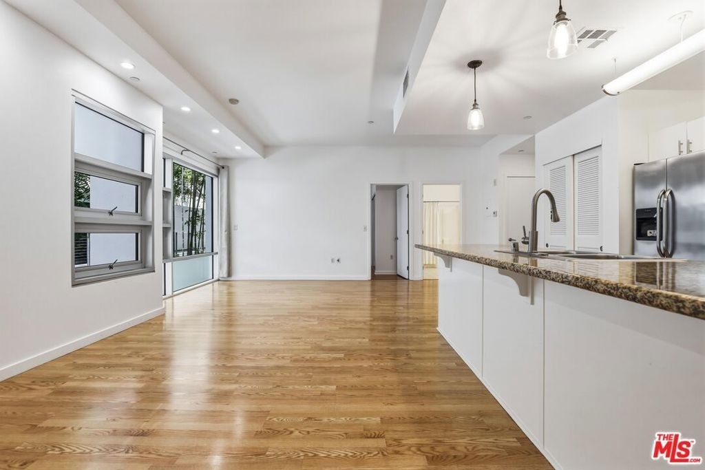 630 W 6th Street - Photo 4
