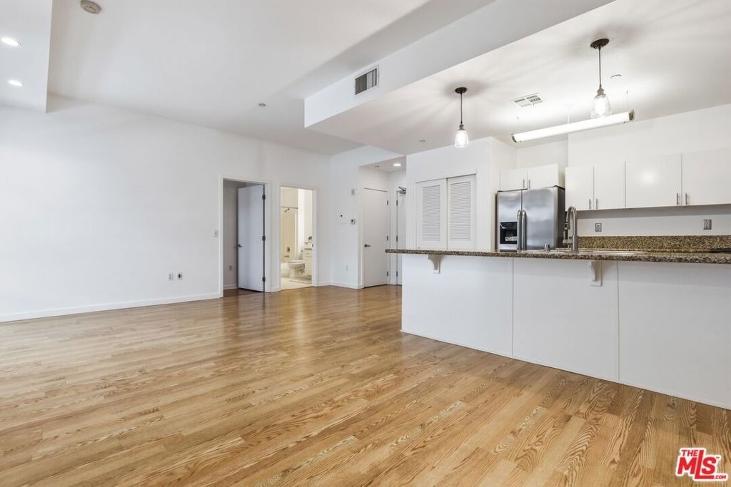 630 W 6th Street - Photo 3