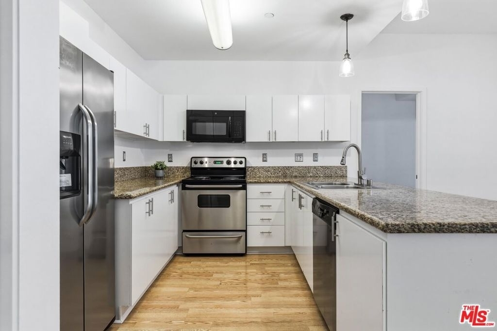 630 W 6th Street - Photo 6