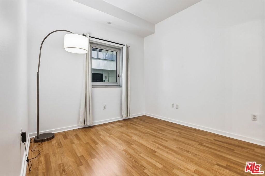 630 W 6th Street - Photo 11
