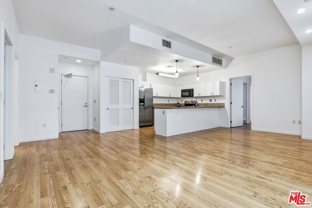 630 W 6th Street - Photo 2