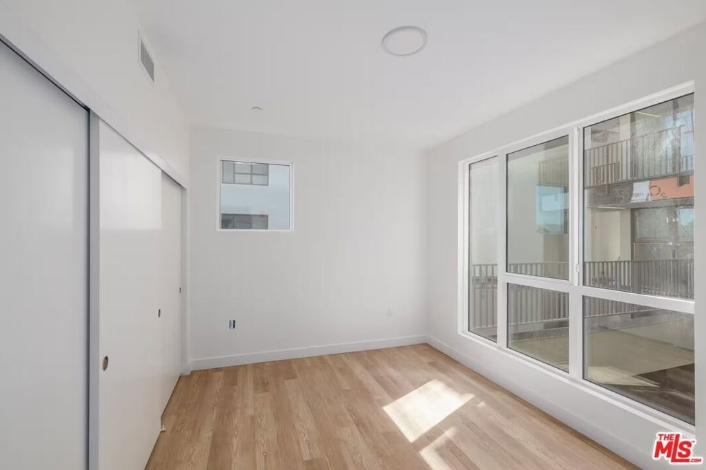 23036 Ventura Blvd - Photo 2