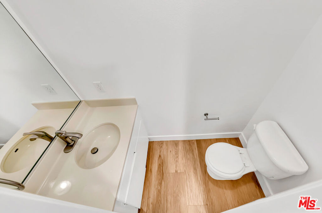 22135 Burbank Boulevard - Photo 16