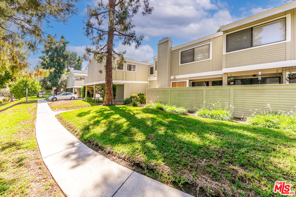 22135 Burbank Boulevard - Photo 36