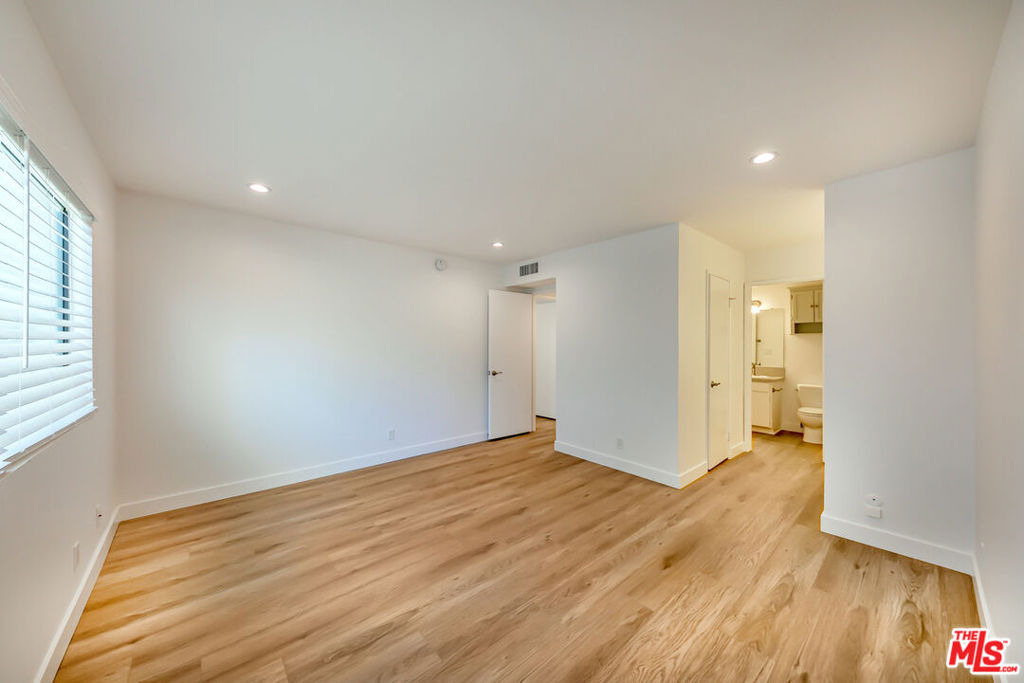 22135 Burbank Boulevard - Photo 25