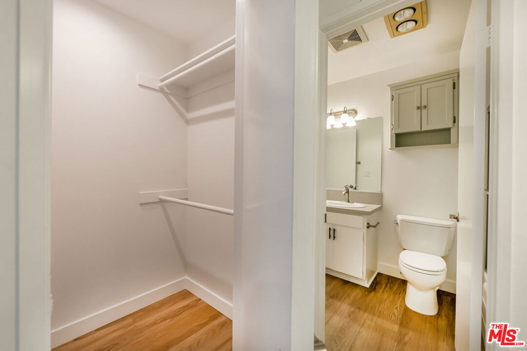 22135 Burbank Boulevard - Photo 29