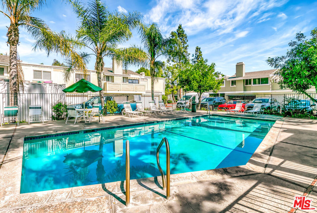 22135 Burbank Boulevard - Photo 39