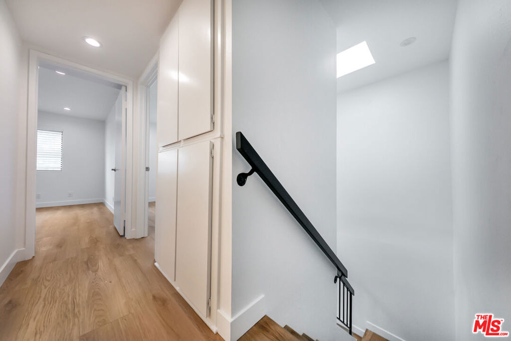 22135 Burbank Boulevard - Photo 20