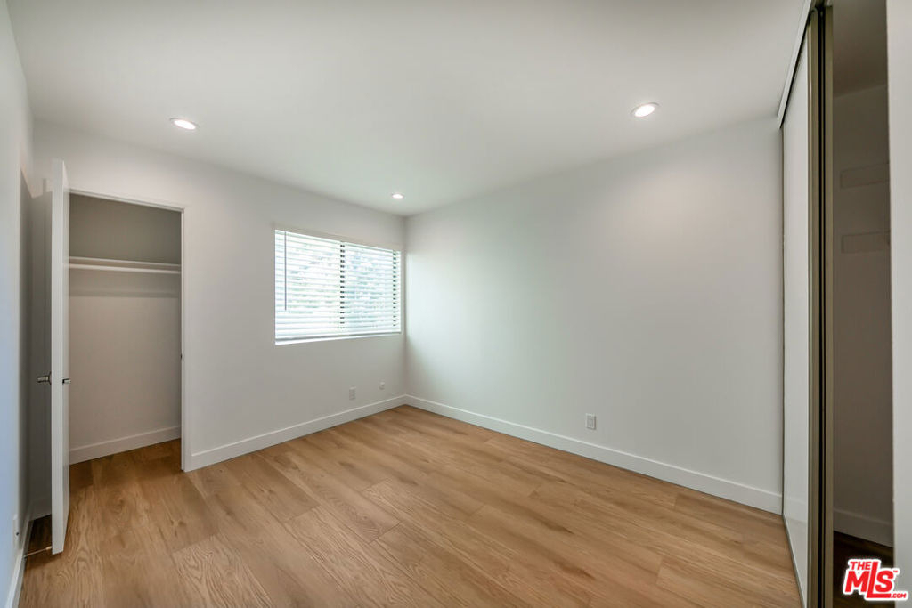 22135 Burbank Boulevard - Photo 21