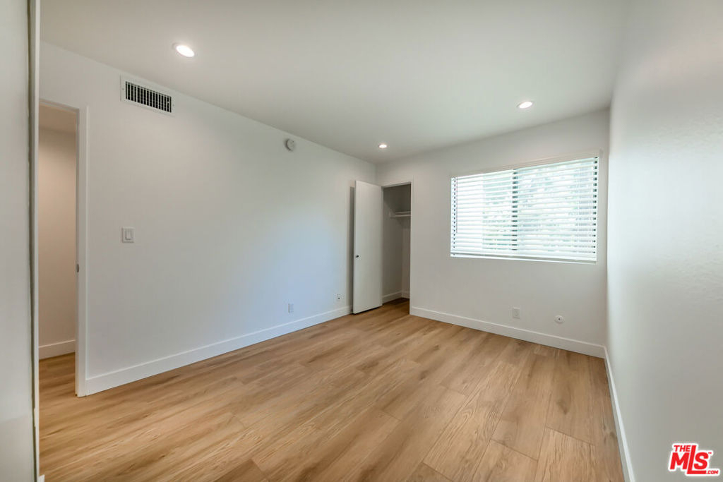 22135 Burbank Boulevard - Photo 23