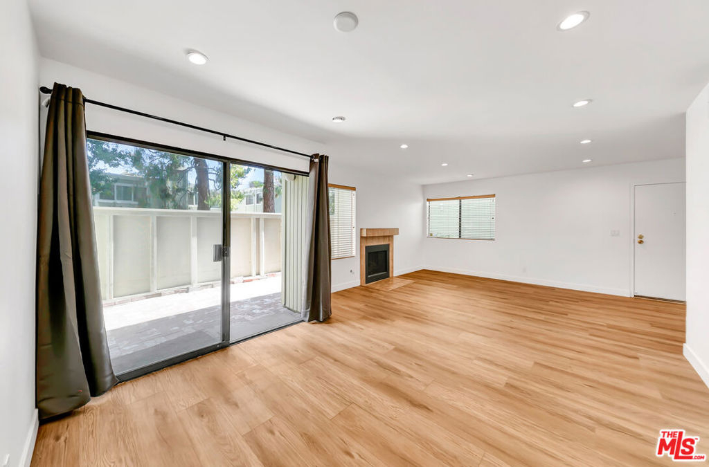 22135 Burbank Boulevard - Photo 6