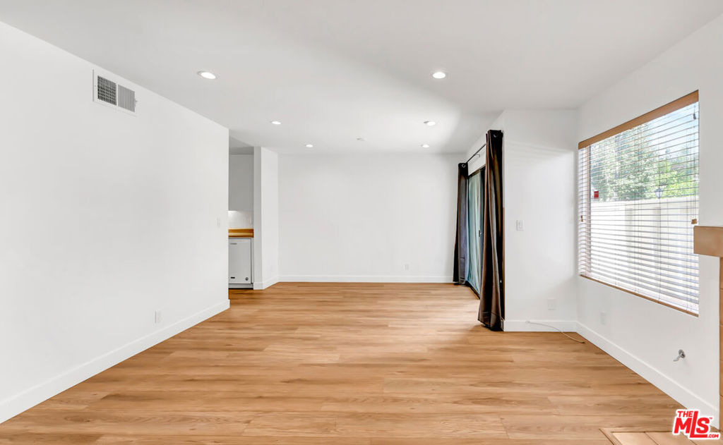 22135 Burbank Boulevard - Photo 7