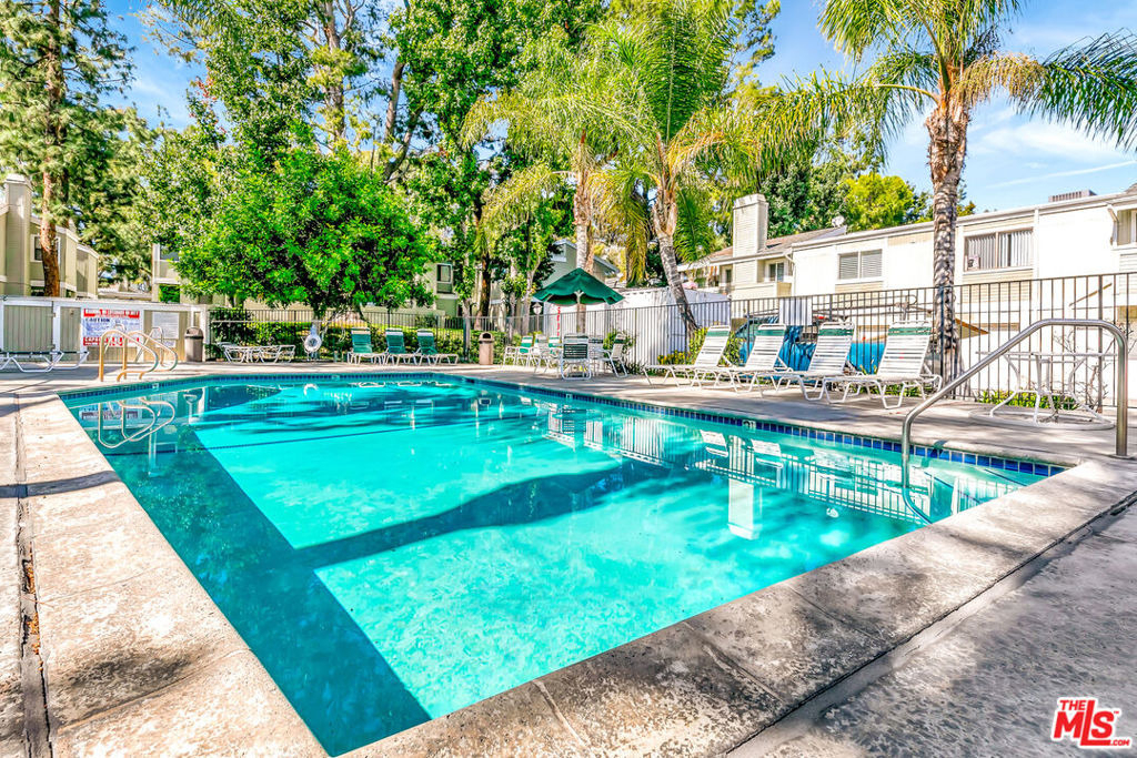 22135 Burbank Boulevard - Photo 42