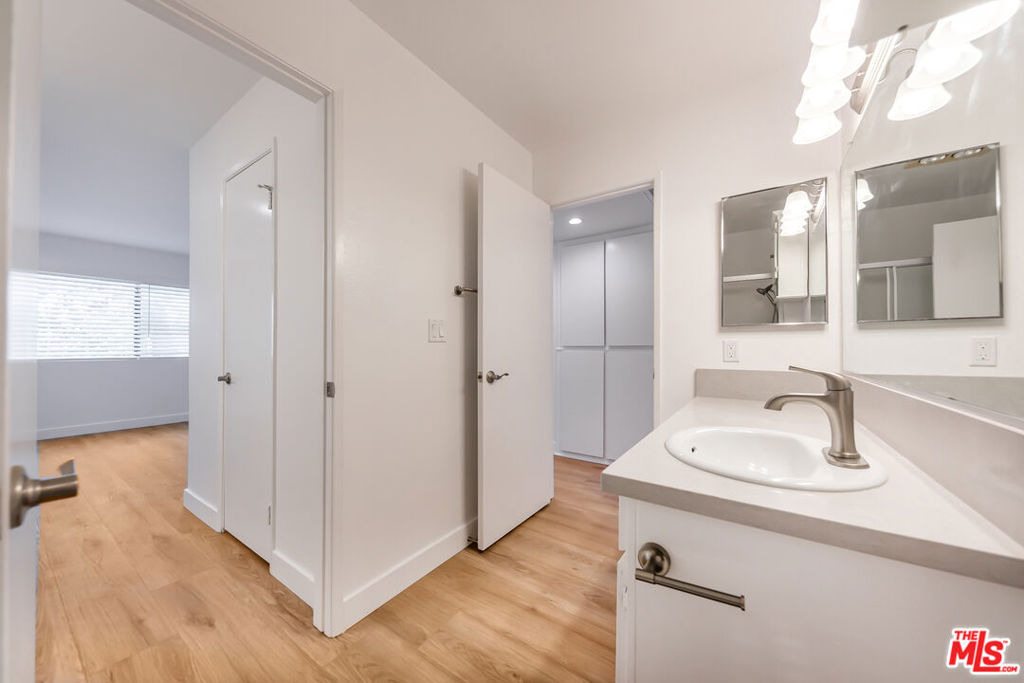 22135 Burbank Boulevard - Photo 31