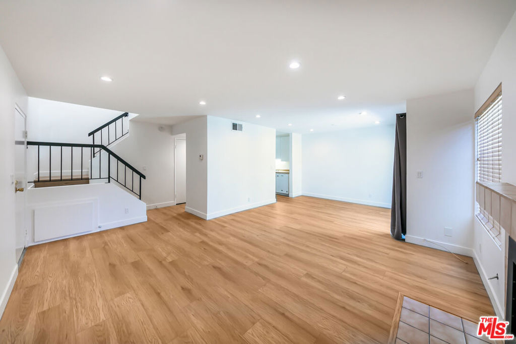 22135 Burbank Boulevard - Photo 0